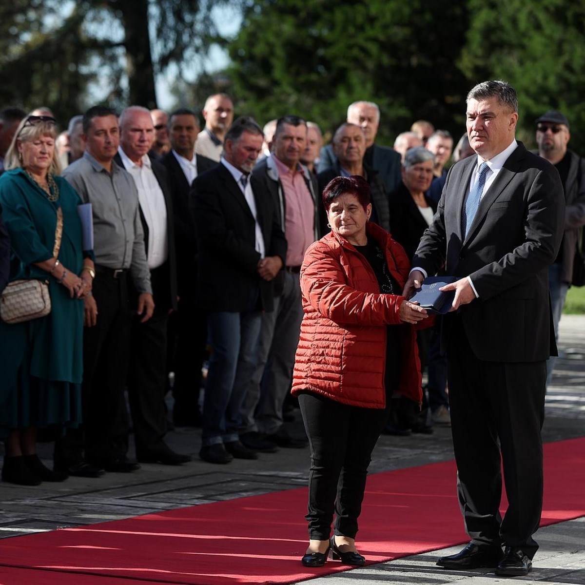 Ovo su ljudi koji su donirali krv najmanje 75 puta. Milanović ih odlikovao
