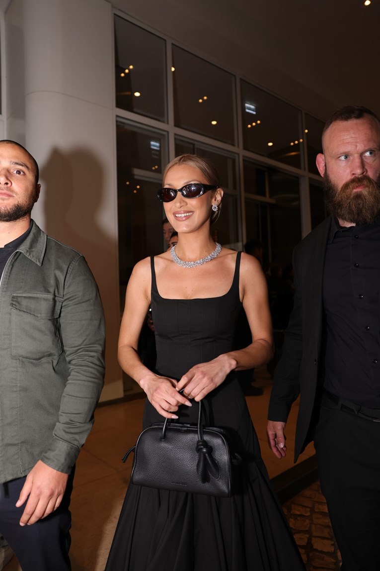 Bella Hadid nosi hit haljinu ljeta koju već viđamo u H&M-u i Zari