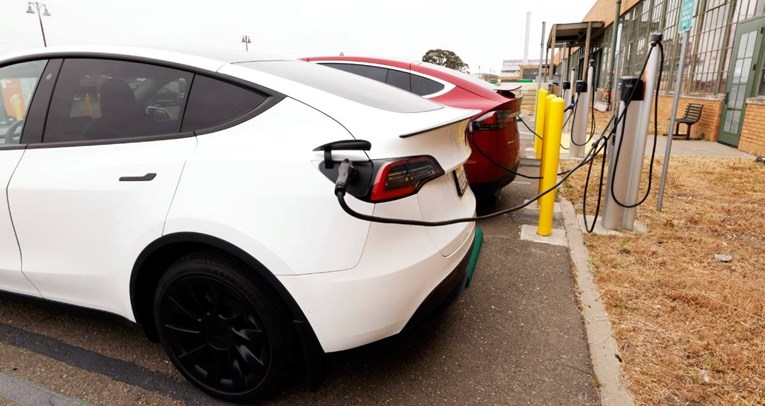 Sve više autodivova prihvaća Teslin standard za punjenje električnih auta