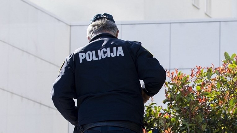 Čovjek u Splitu ispred djece na ulici izvadio pištolj i prislonio ga sebi na glavu