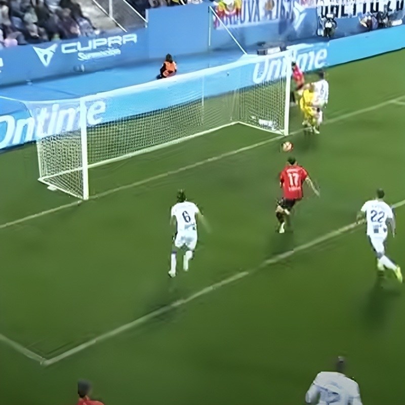 Budimir šutirao na prazan gol s dva metra. Komentator: "Nekako je ovo promašio"