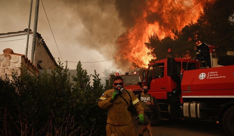Požar kod Atene zahvatio kuće, evakuirana dječja bolnica