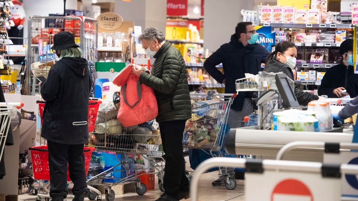 Hrvati gomilaju konzerve, tjesteninu, kvasac i sredstva za dezinfekciju