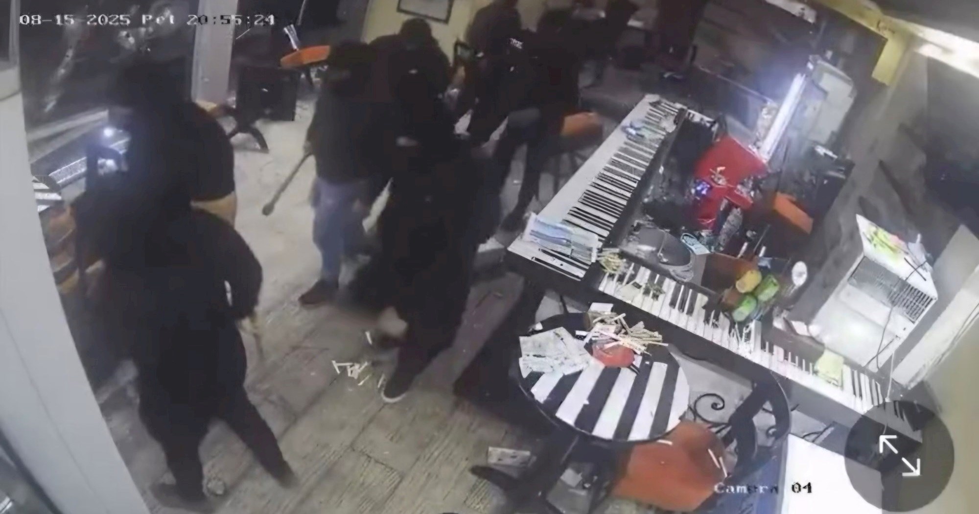 VIDEO Batinaši u Srbiji upali u kafić. "Pretukli su goste, konobarica je na Hitnoj"