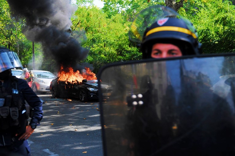 Policija u Parizu suzavcem rastjerala Žute prsluke, gorjeli auti