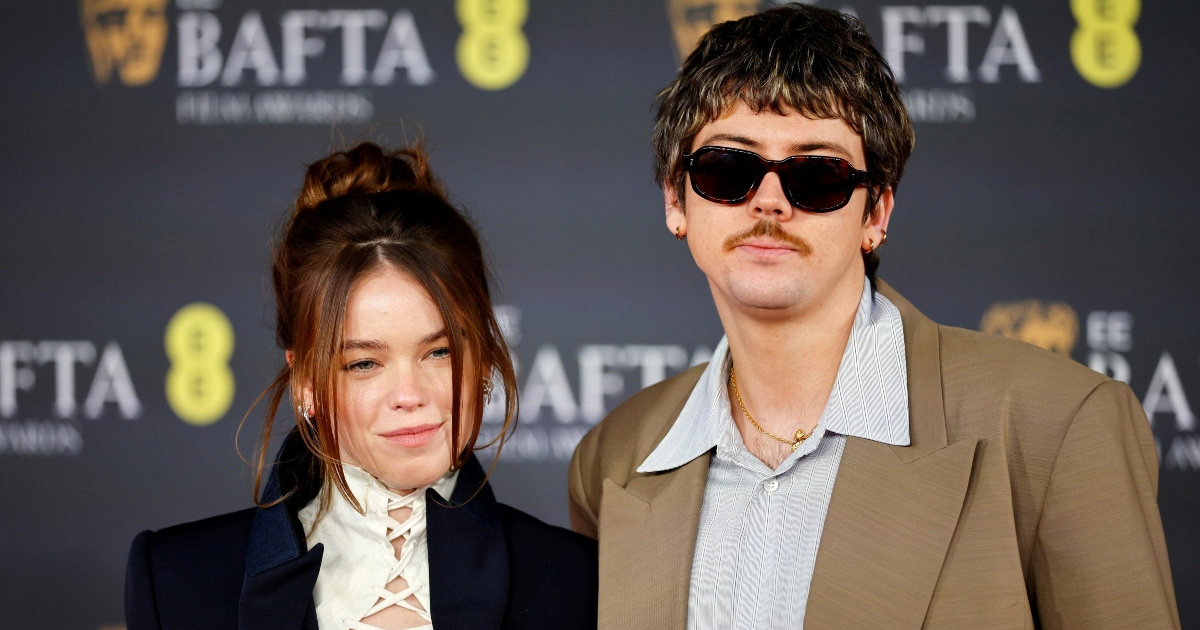 Zvijezda Zmajeve kuće prvi je put prošetala crvenim tepihom s dečkom