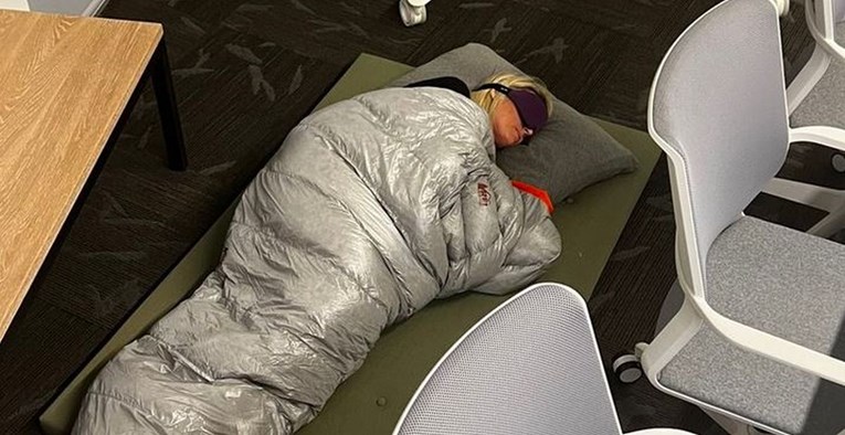 Širi se fotka iz ureda direktorice Twittera: Otkad je Musk vlasnik, spava se na poslu