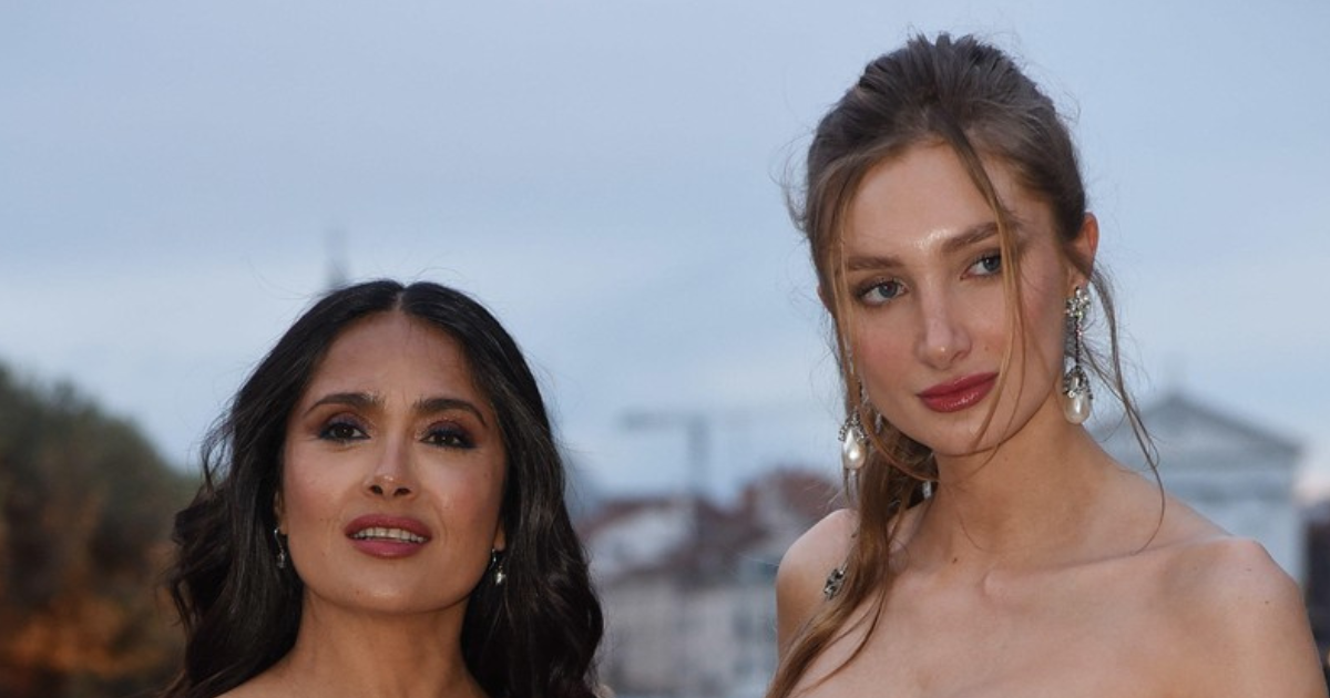 Salma Hayek i njena pokćerka privukle poglede u Italiji, nosile haljine sa šljokicama