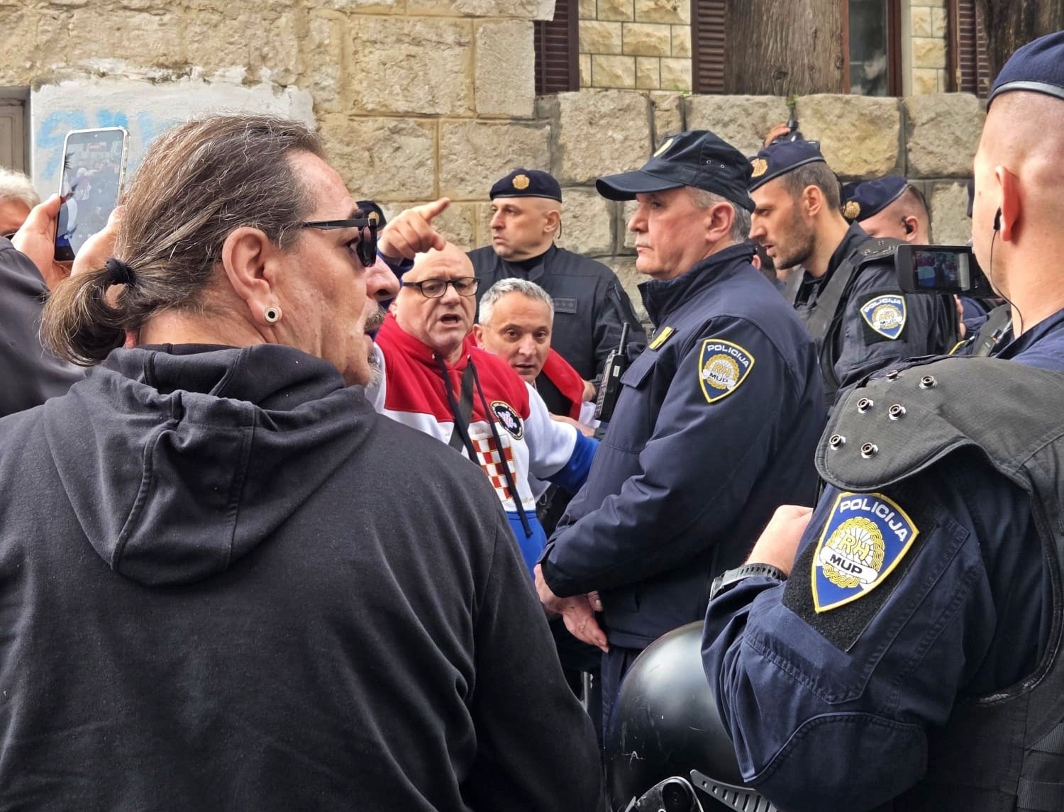 VIDEO Desničari zaustavljeni kod kuće Dežulovićevih roditelja. Keleminec izazvao incident