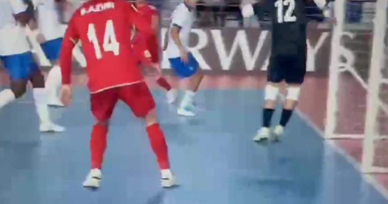 Pogledajte snimku sa SP-u u futsalu. Francuski golman namjerno primio gol?