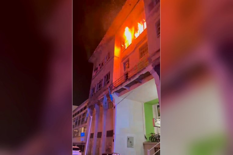 Riječki vatrogasci objavili snimku gašenja požara. Penjali se na treći kat zgrade