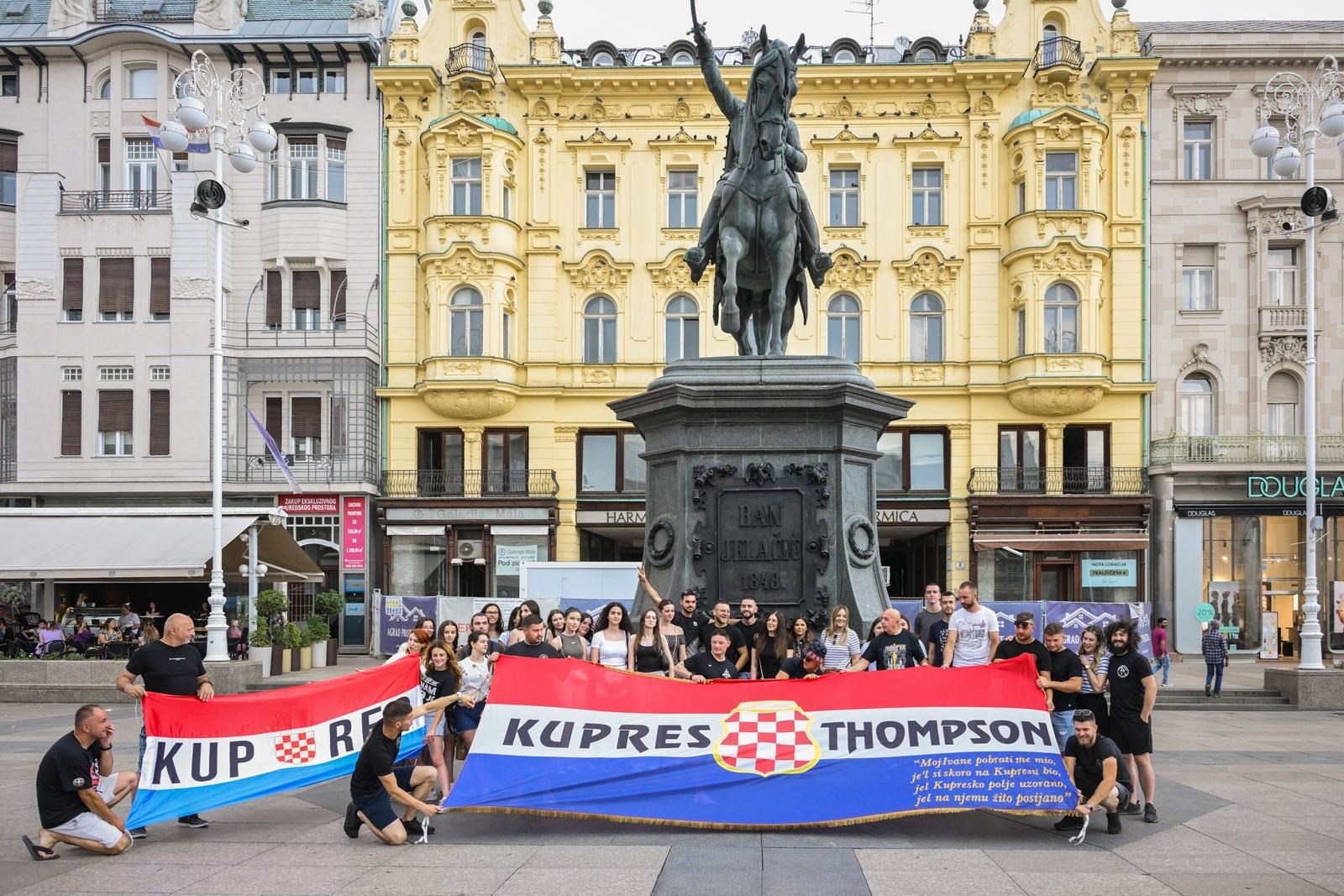 Ekipa s Kupresa ispod kipa bana Jelačića pozirala s ogromnom zastavom