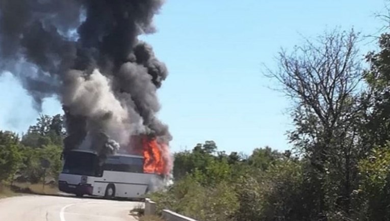 Kod Sinja se zapalio autobus, nema ozlijeđenih