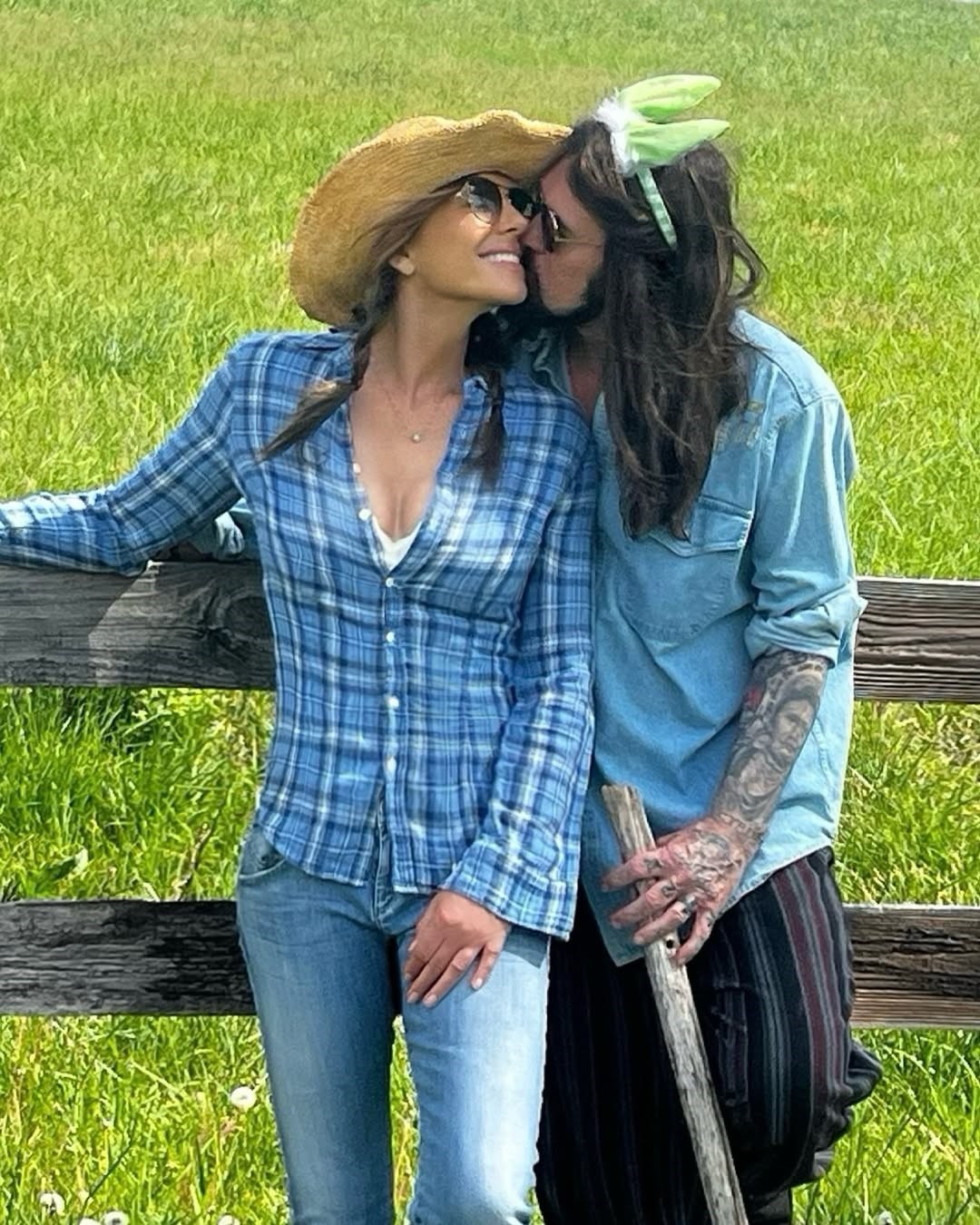 Elizabeth Hurley i Billy Ray Cyrus su u vezi? Ona objavila zajedničku fotografiju