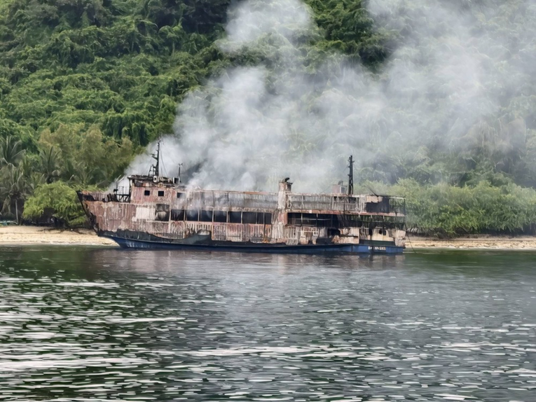Nakon 40 sati ušli na izgorjeli trajekt na Filipinima. Za 84 osobe još se traga