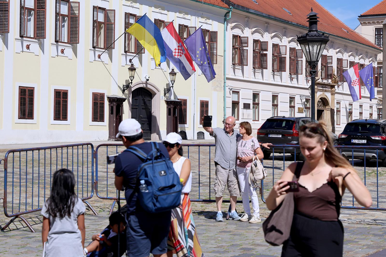 Ukrajinska zastava postavljena na Banske dvore