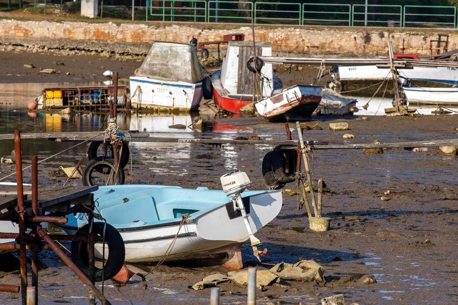 FOTO Ovako izgleda velika oseka u Fažani, čamci ostali na suhom