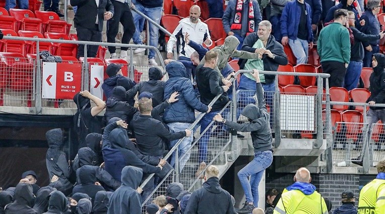 Pogledajte kako je navijač West Hama sam nokautirao masu nizozemskih huligana