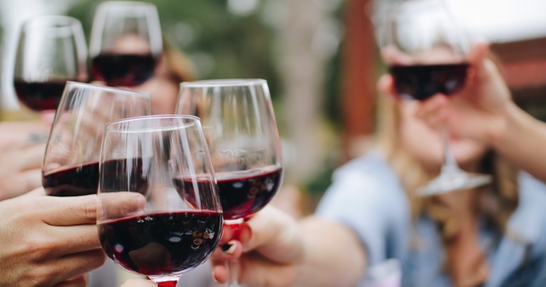 Nova studija pobija prethodnu: Povremeno pijenje vina sasvim je sigurno za zdravlje