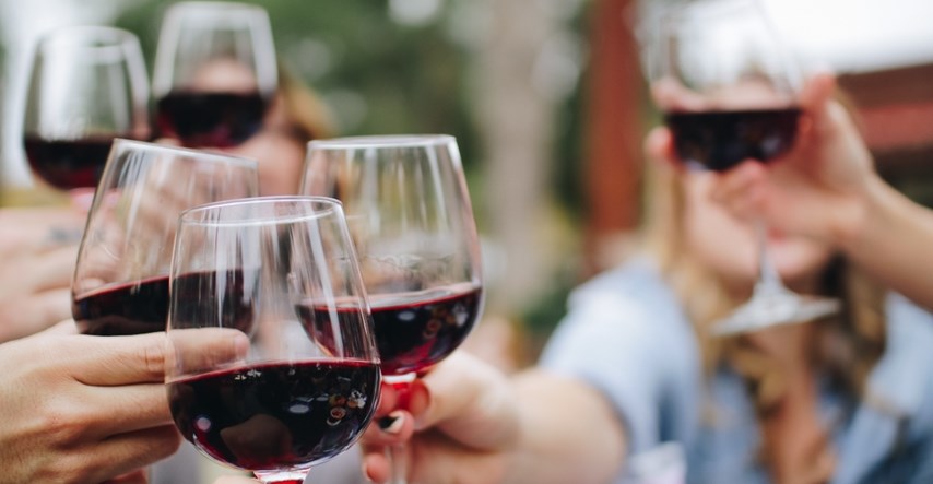 Nova studija pobija prethodnu: Povremeno pijenje vina sasvim je sigurno za zdravlje