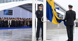 Podignuta švedska zastava ispred sjedišta NATO-a. "Ne smijemo biti naivni"