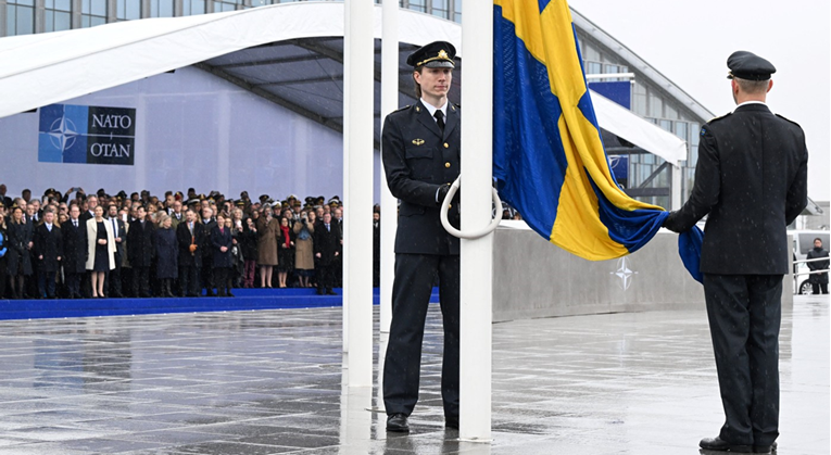 Podignuta švedska zastava ispred sjedišta NATO-a. "Putin je napravio veliku pogrešku"