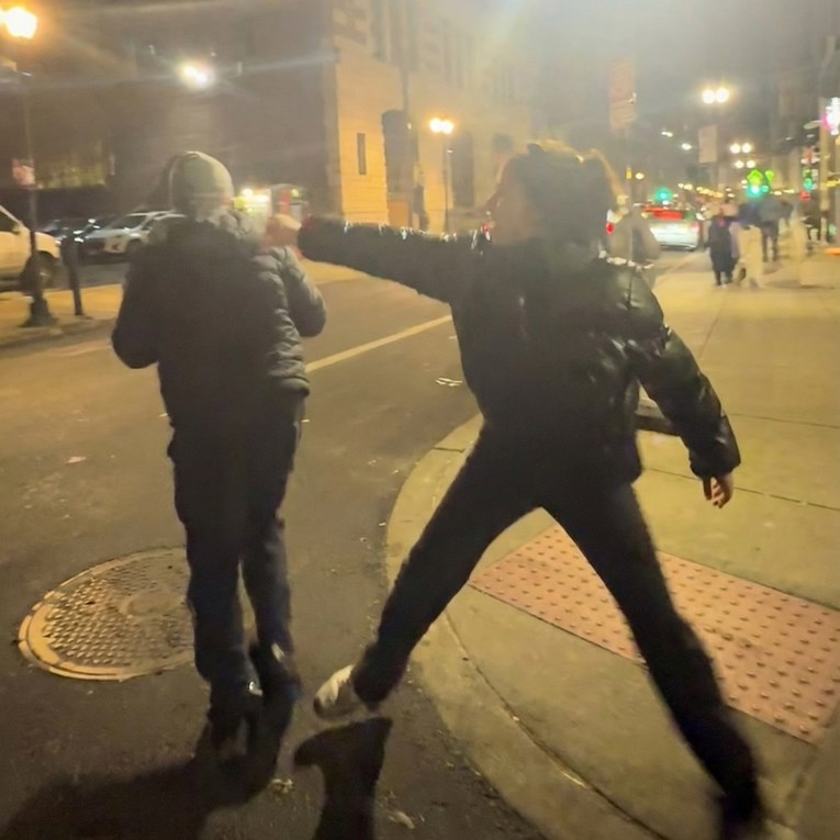 Tip pratio ženu na ulici po noći. Nije prošao dobro 😅