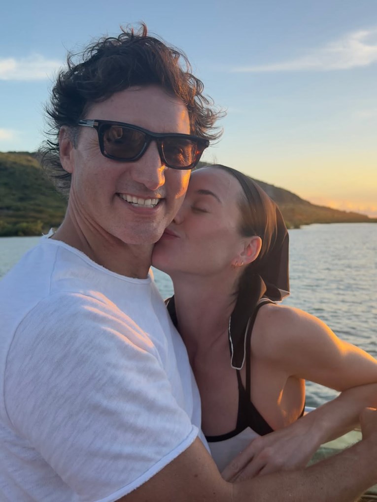 Katy Perry objavila je novu fotografiju s Justinom Trudeauom, pozirali su na plaži