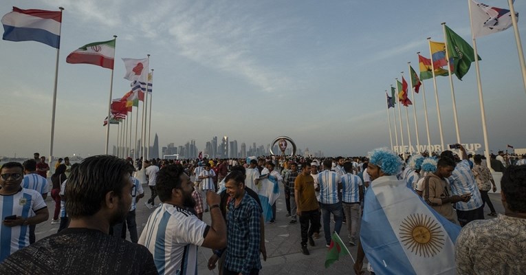 Daily Mail: Farsa u Kataru! Tisuće navijača gužvaju se na žegi bez vode
