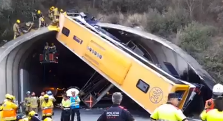 VIDEO U Kataloniji se prevrnuo autobus, završio na ulazu u tunel. Ozlijeđeno 45 osoba