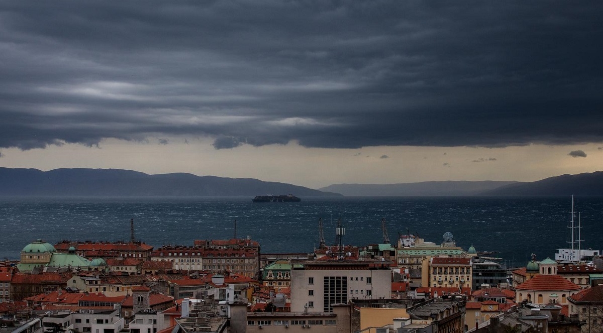 Olujno nevrijeme čupalo krovove i stabla diljem zemlje. Evo kakvo vrijeme stiže