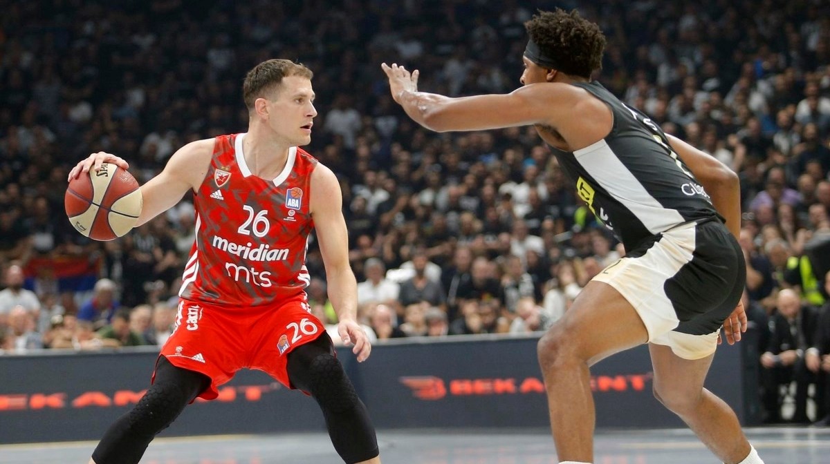 Igraču Partizana dres je do kraja sezone požutio. Razlog je bizaran