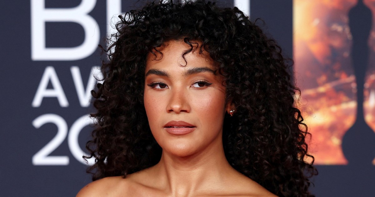 Olivia Dean na BRIT nagradama najavila vodeći modni trend za 2026.