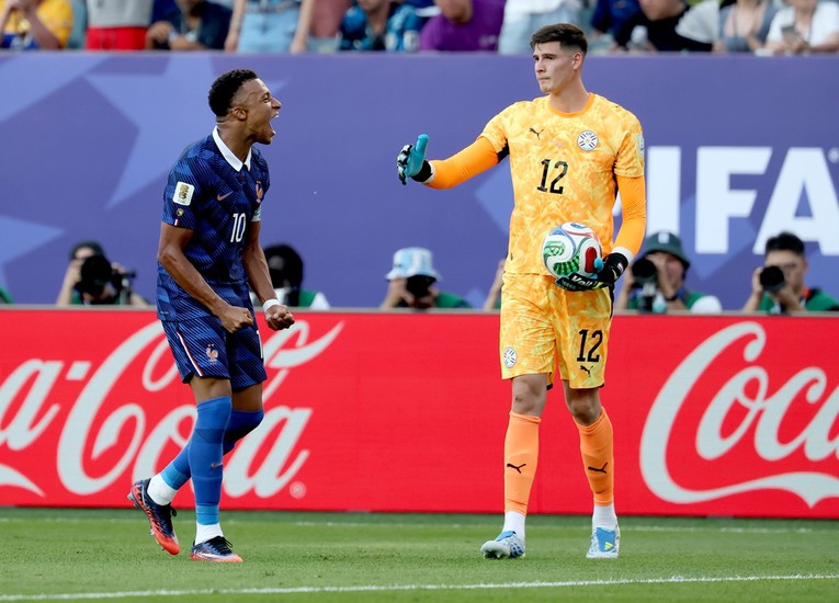 Mbappe nije htio dati ruku golmanu Paragvaja. On ga pogodio loptom