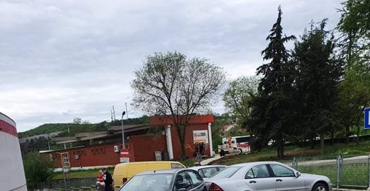 Fotka s parkinga u Šibeniku nasmijala Fejs: "To se zove kružna obrana"