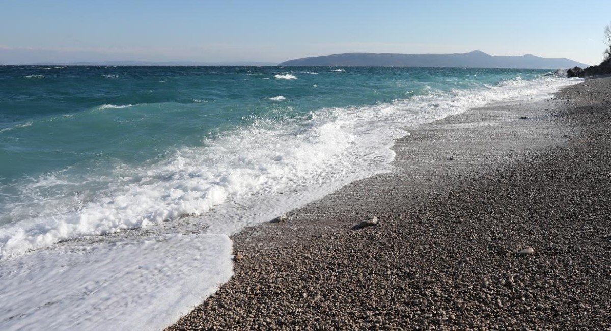 Na plaži u Brelima pronađeno tijelo