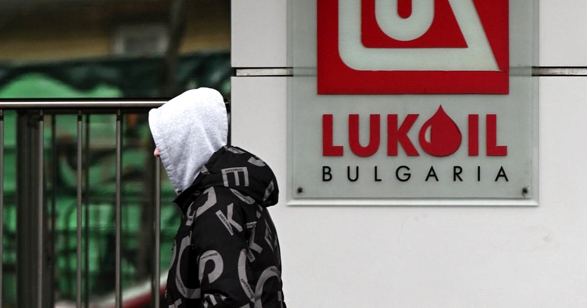 Lažni papiri, milijuni i "strategija žohara": Kako su propale naftne sankcije Rusiji