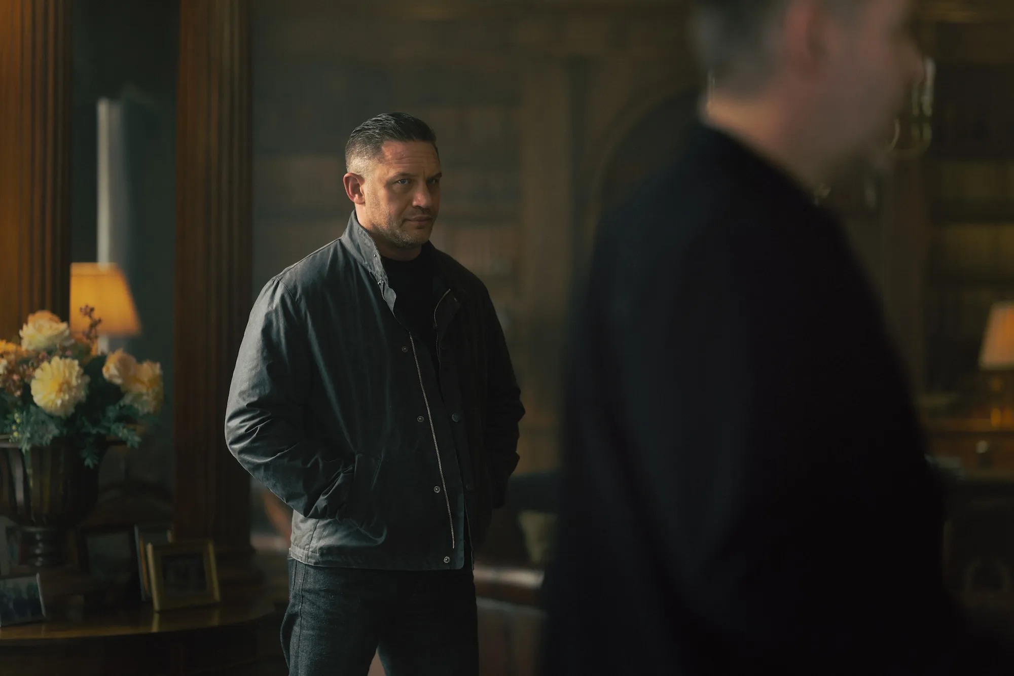 Tom Hardy ipak nije dobio otkaz u seriji "MobLand"? Navodno se raspravlja o opcijama