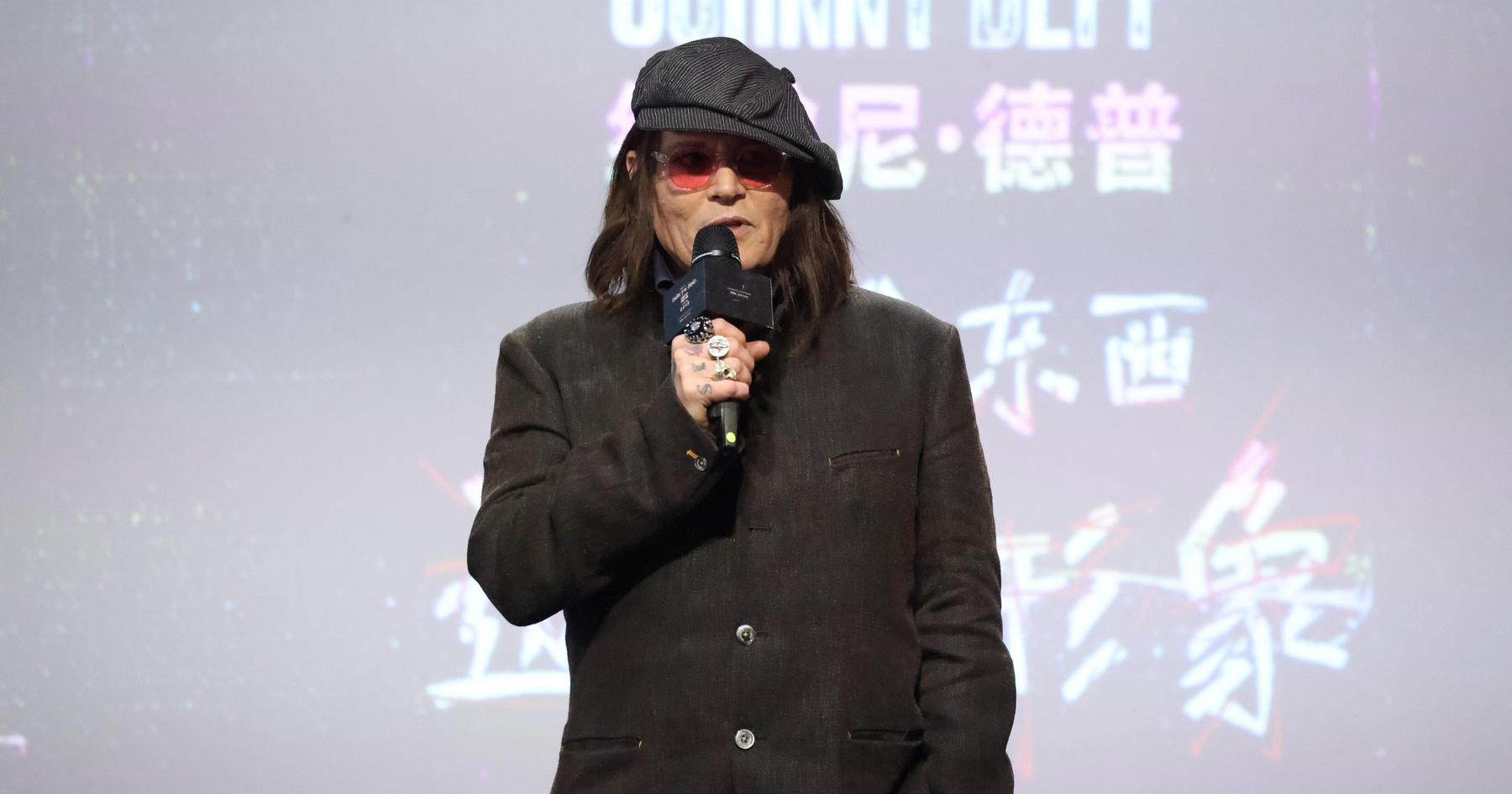 VIDEO Johnny Depp žvakao umjetno lišće na promociji svog ruma