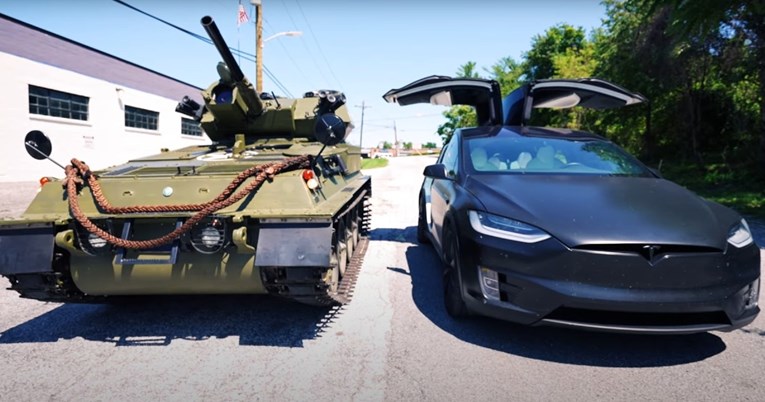 VIDEO Može li Tesla i protiv tenka?