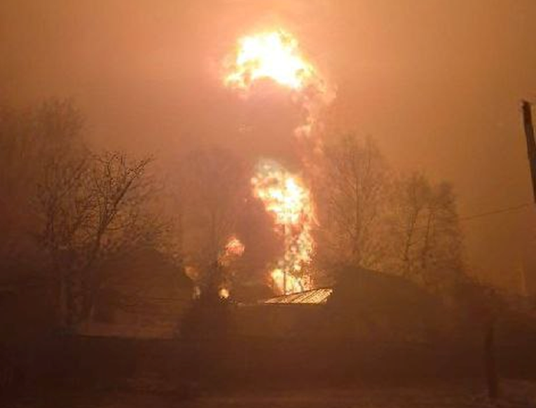 Ukrajinci dronovima gađali Rusiju. Stradali spremnici goriva, gori skladište nafte