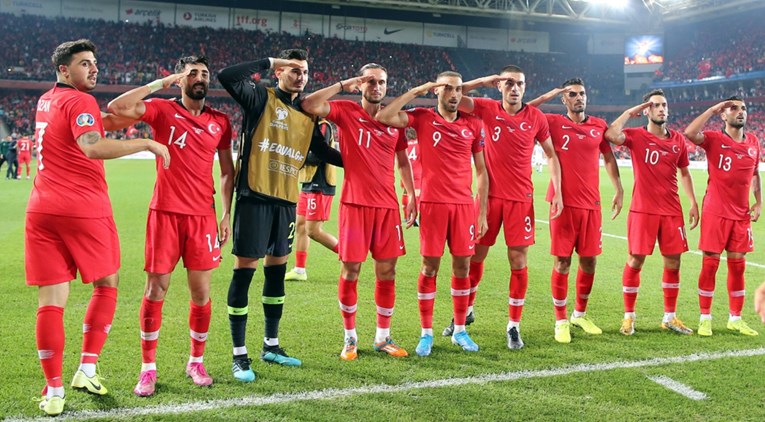 Turci dali gol u 90. pa salutirali u znak podrške turskoj vojsci u Siriji