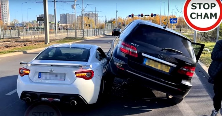 VIDEO U prometnoj gužvi Mercedesom doslovno pregazio sportsku Toyotu