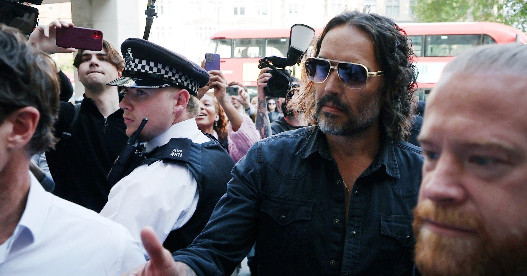 VIDEO Russell Brand pušten na uvjetnu nakon optužbi za silovanje