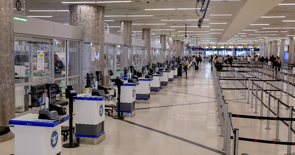 Zbog Trumpove blokade vlade, Amerika ostaje bez kontrolora leta. Letovi kasne satima