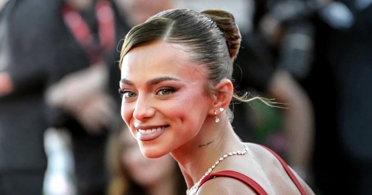 Influencerica na crveni tepih došla u dekoltiranoj haljini pa skoro pokazala previše