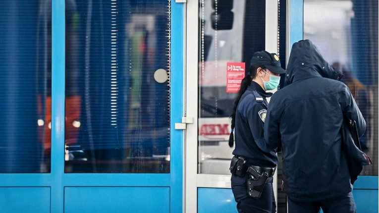 Policija u Erdutu uhvatila Hrvaticu i Srbina s lažnim PCR testom