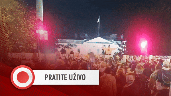 VIDEO Prosvjednici se okupili ispred Bijele kuće, donijeli transparent: "Trump laže"