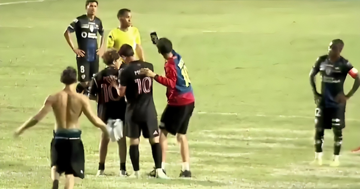 Navijač i zaštitar srušili Messija na prijateljskoj utakmici. Pogledajte tu scenu