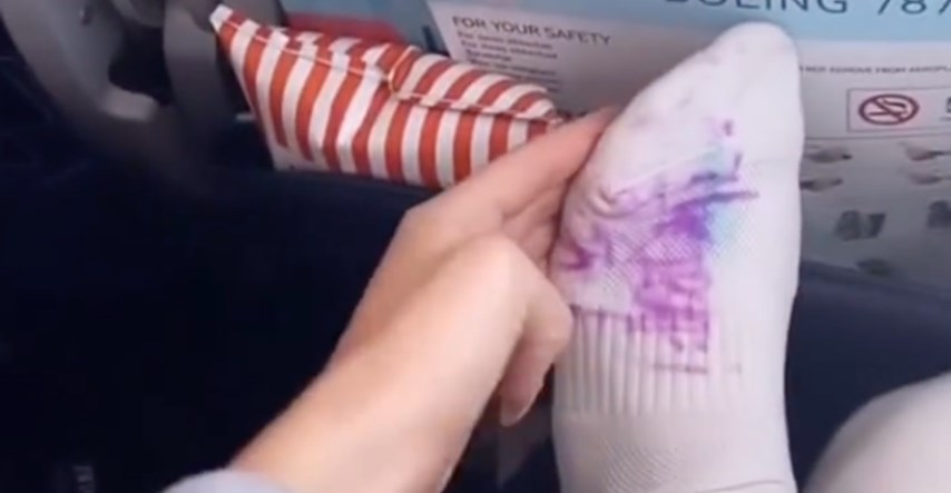Putnica se probudila usred leta pa shvatila da joj je tuđe dijete pošaralo čarapu